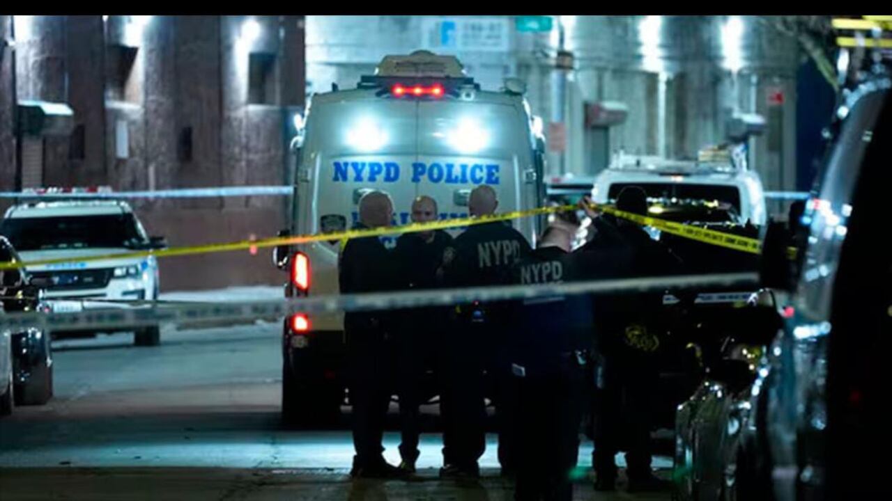 Policía acordona la zona tras tiroteo en Queens, Nueva York.
