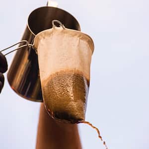 El café colao es una de las técnica más tradicionales y comunes de prepara café en Colombia.