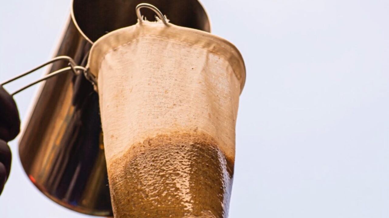 El café colao es una de las técnica más tradicionales y comunes de prepara café en Colombia.