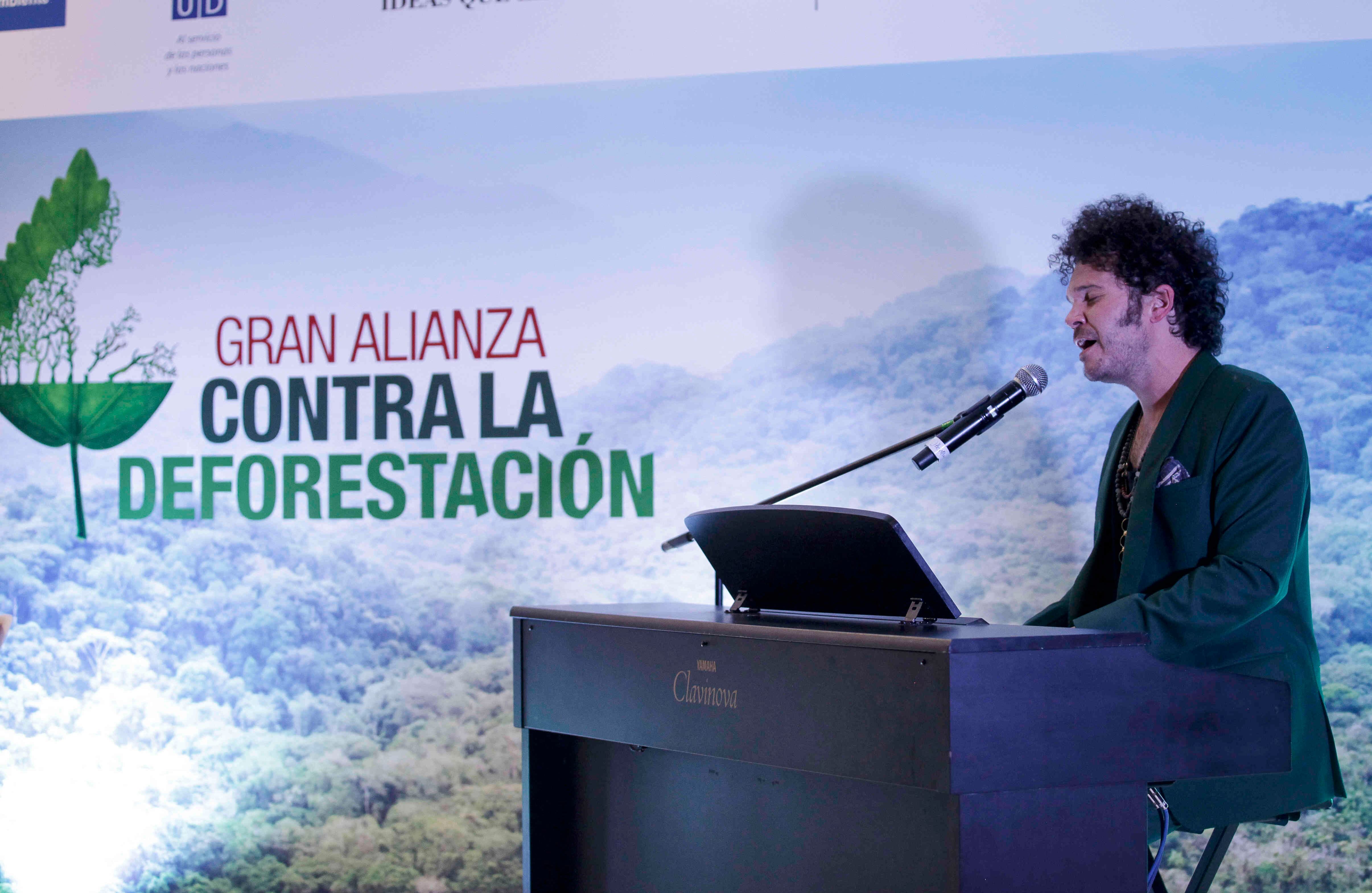 “En el país debe concretarse una política fuerte para mantener los ríos limpios y contener la contaminación. Lo que pasa en Colombia es muy grave: la minería, plástico, icopor y deforestación están acabando con nuestra biodiversidad”: Cabas. Foto: Diana Rey Melo.