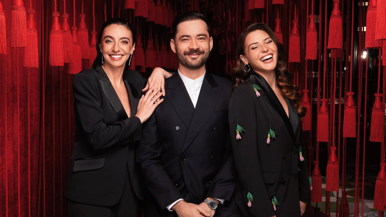 De izquierda a derecha: Michelle Char Fernández, actual reina del Carnaval de Barranquilla; Michelle Yidios Hakim, periodista y empresaria, y Lorenzo Hernández, director creativo de Mario Hernández.