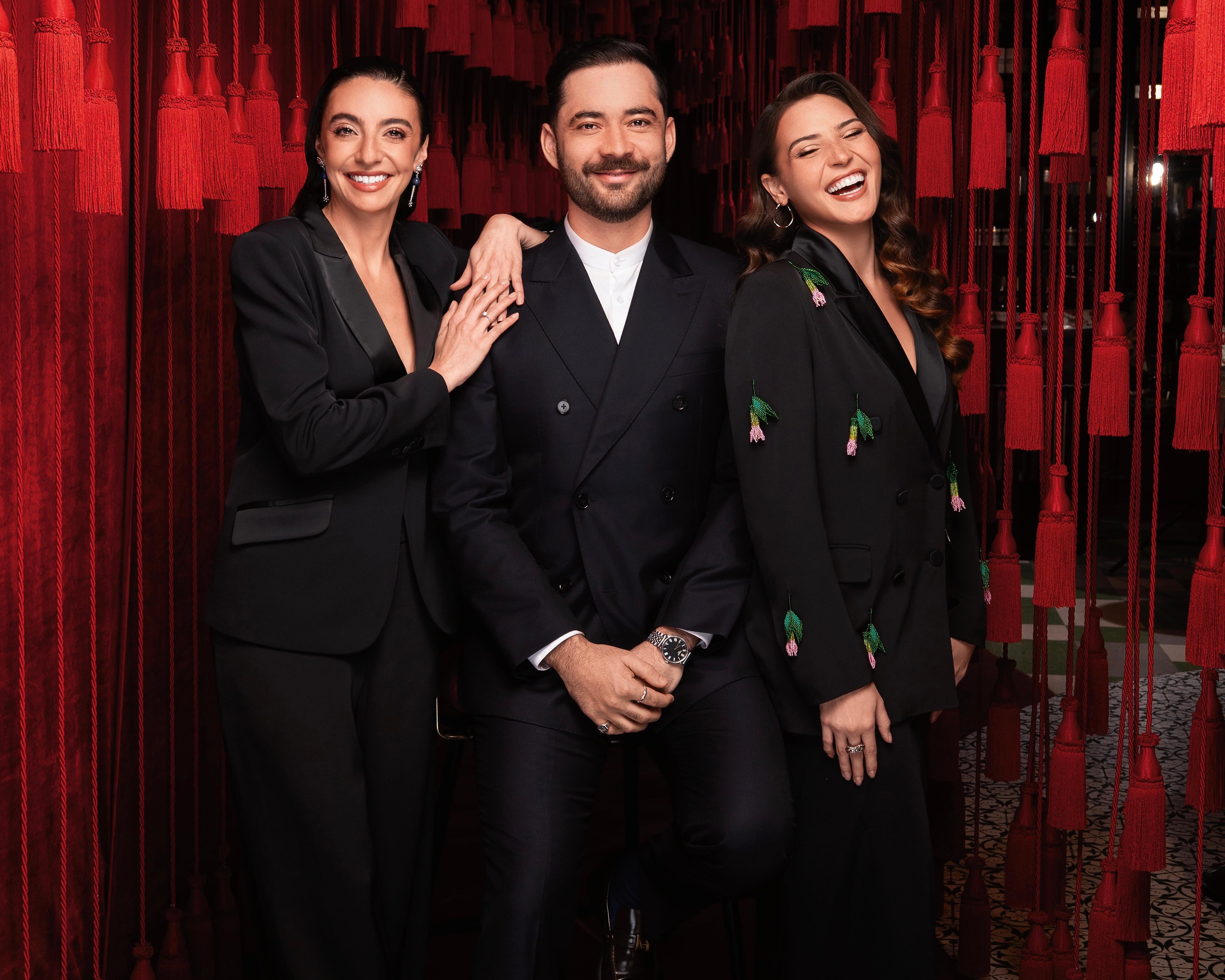 De izquierda a derecha: Michelle Char Fernández, actual reina del Carnaval de Barranquilla; Michelle Yidios Hakim, periodista y empresaria, y Lorenzo Hernández, director creativo de Mario Hernández.