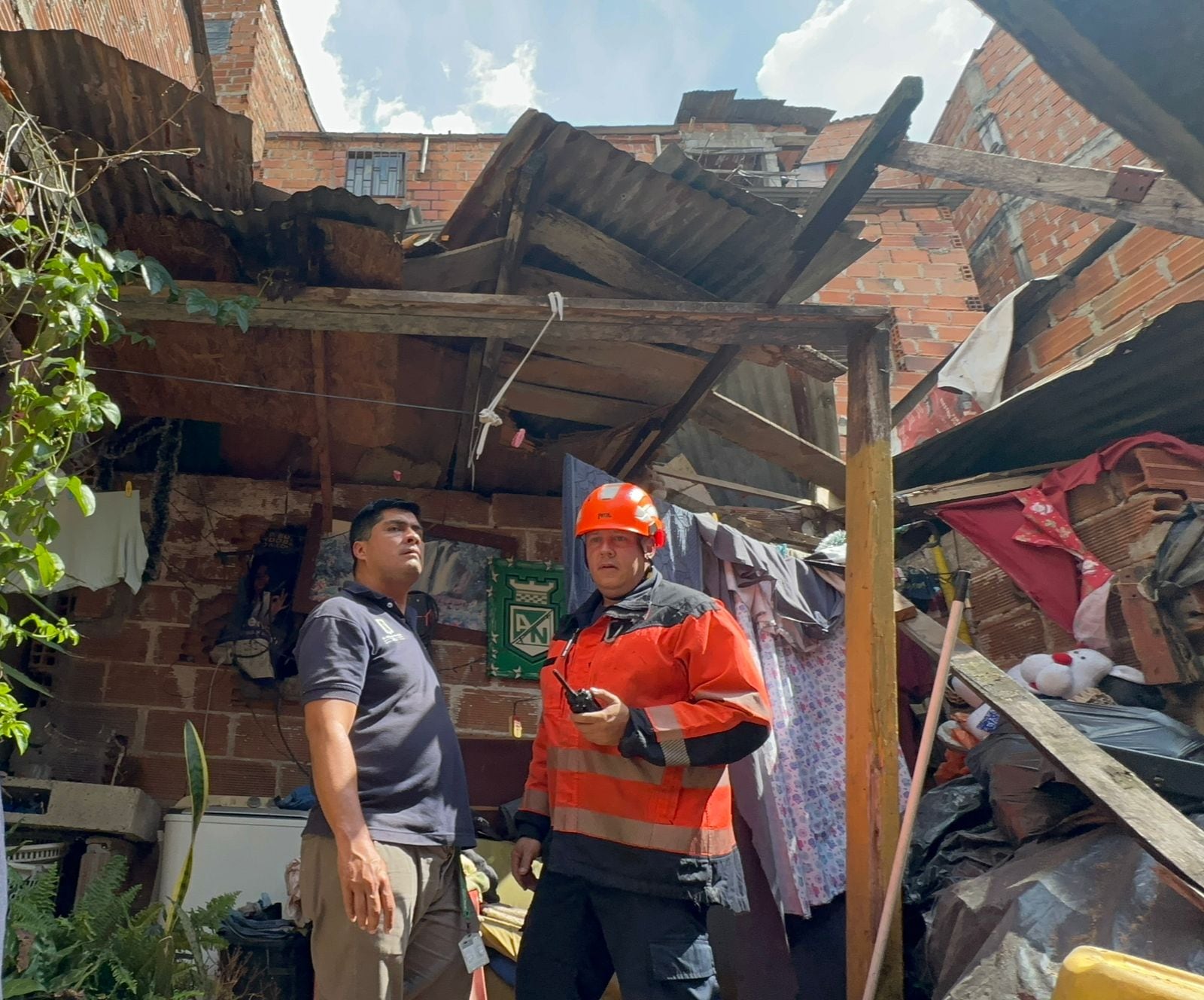 Seis familias, evacuadas de sus viviendas en El Pinal, en el oriente de Medellín.