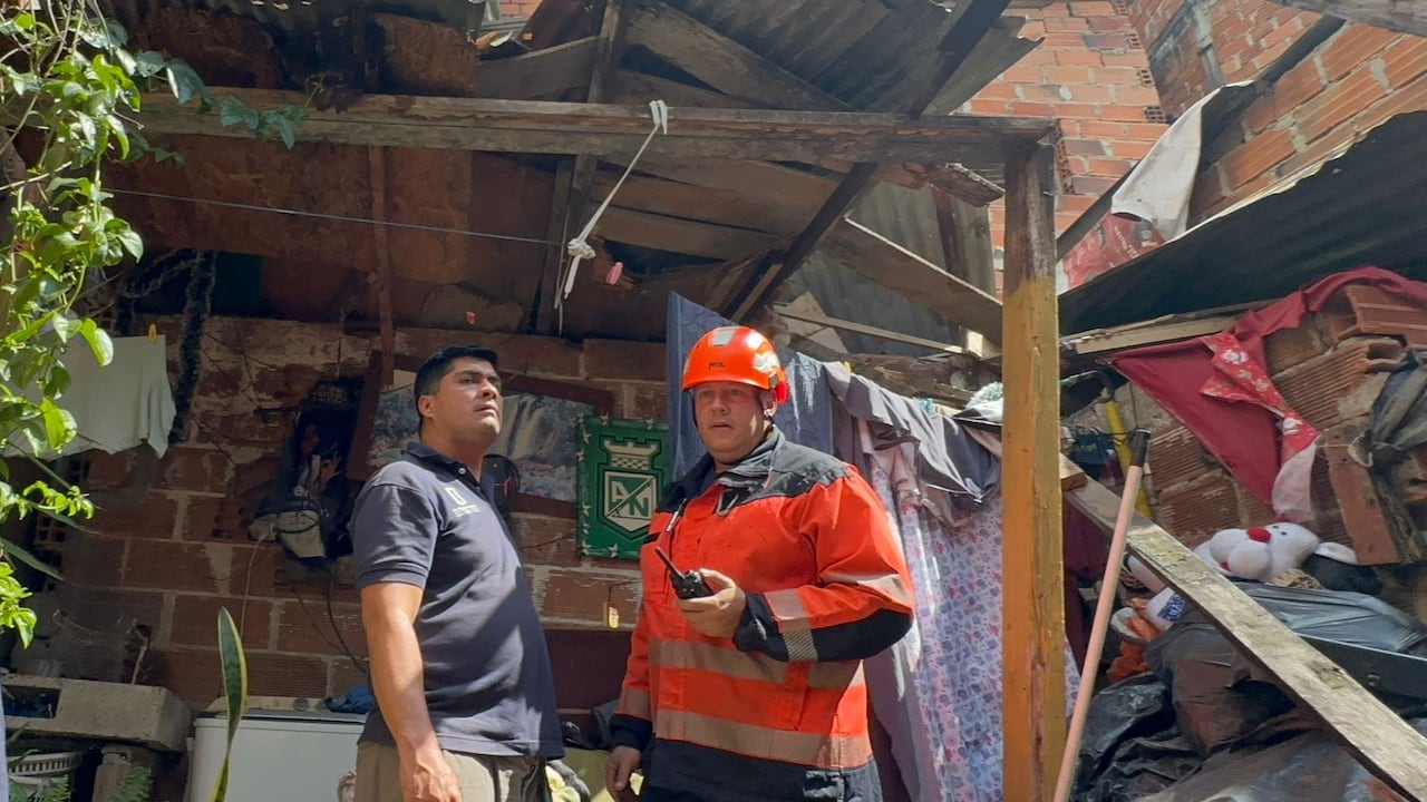 Seis familias, evacuadas de sus viviendas en El Pinal, en el oriente de Medellín.