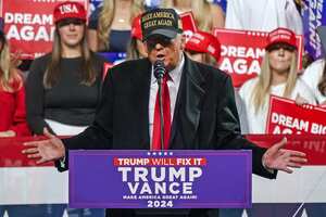 El ex presidente de Estados Unidos y candidato presidencial republicano Donald Trump levanta el puño después de hablar al final de un mitin de campaña en el Anfiteatro Atrium Health en Macon, Georgia, el 3 de noviembre de 2024.