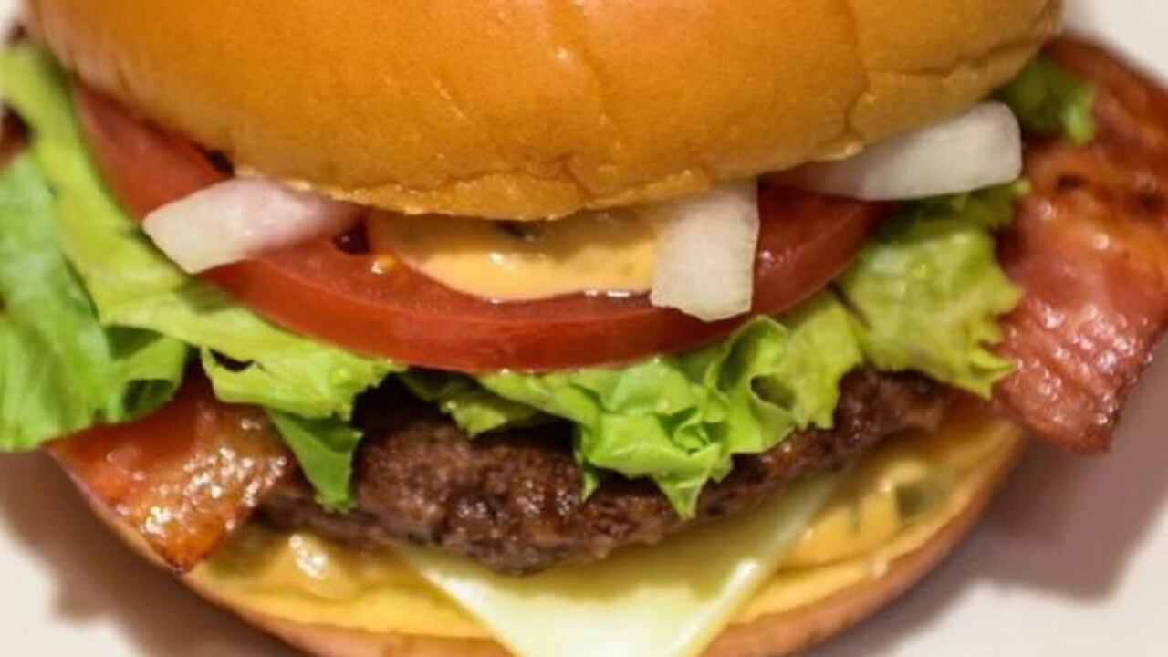 La hamburguesa se vende hoy en Colorado (Estados Unidos) y tiene un precio de 4,40 dólares.