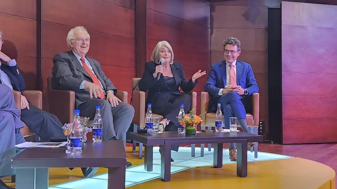 Los exministros estuvieron en un encuentro de egresados de la Universidad de los Andes.