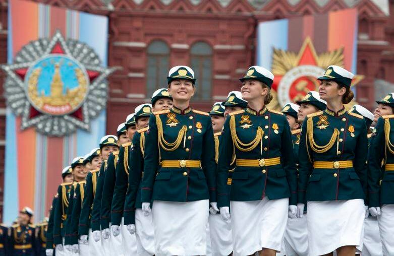 Cadetes rusos marchan durante el desfile militar del Día de la Victoria. Putin afirma que el país va a continuar  fortaleciendo sus Fuerzas Armadas. FOTO: Alexander Zemlianichenko / AP