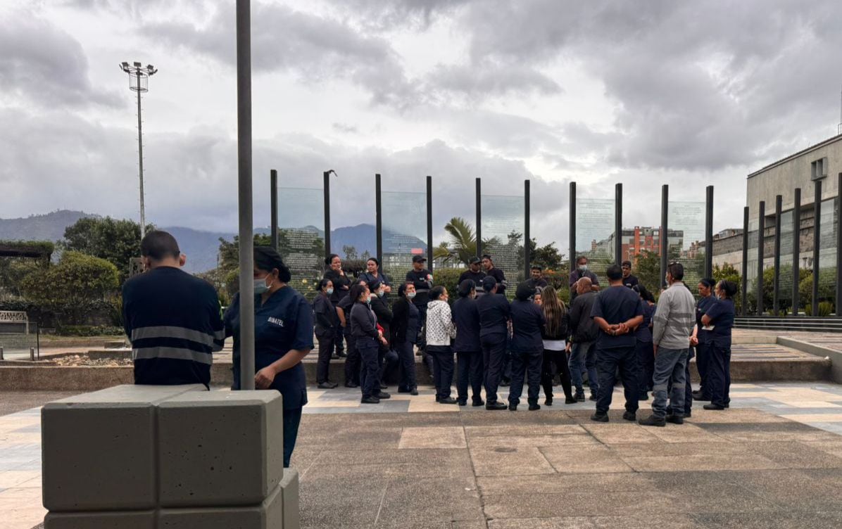 Empleadas de servicio en la Fiscalía protestan por falta de pago