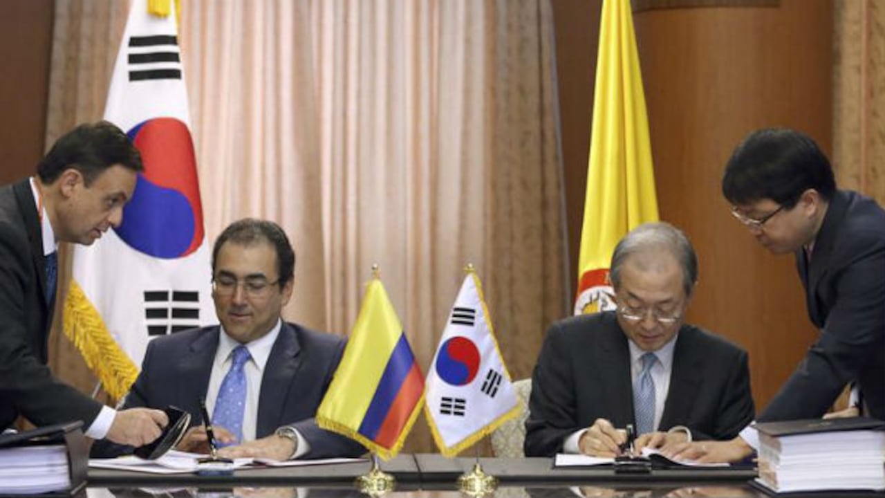 Sergio Díaz-Granados, ministro de Comercio, y su homólogo surcoreano, Park Tae-ho, firman el TLC en Seúl.