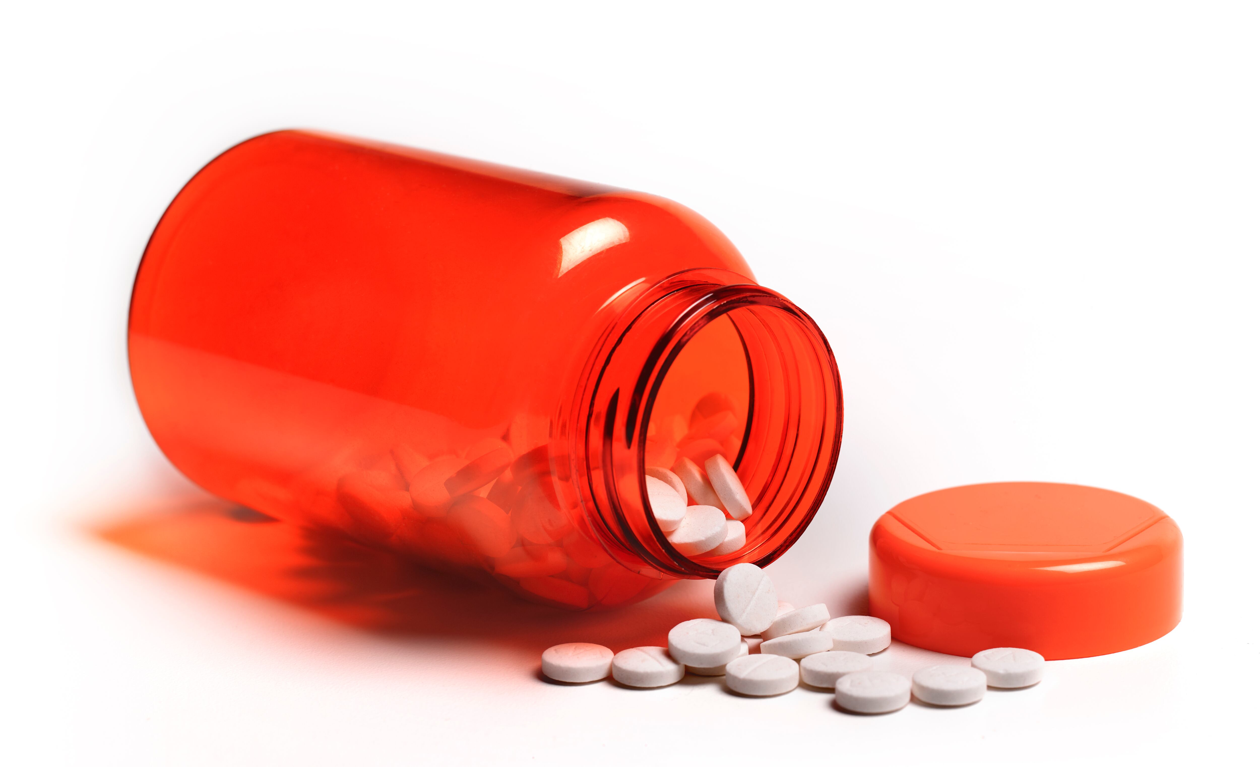 La pequeña quedó desamparada mientras sus padres se drogaban fuera del baño.