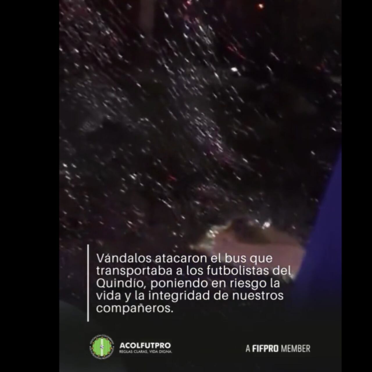 Uno de los jugadores fue impactado por una piedra en su rostro.