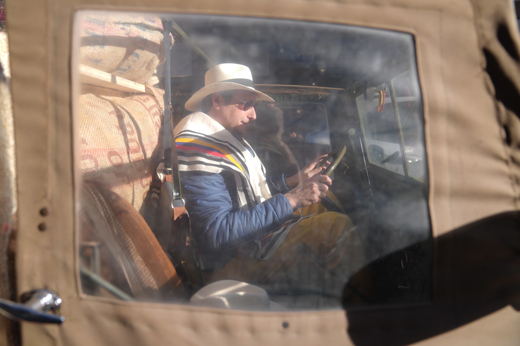 El vehículo sirve para atraer visitantes a la casa colombiana.