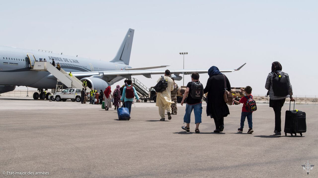 Aún cientos de afganos esperan salir del país a través del aeropuerto internacional de Kabul. (Foto de Handout / ETAT MAJOR DES ARMEES / AFP)
