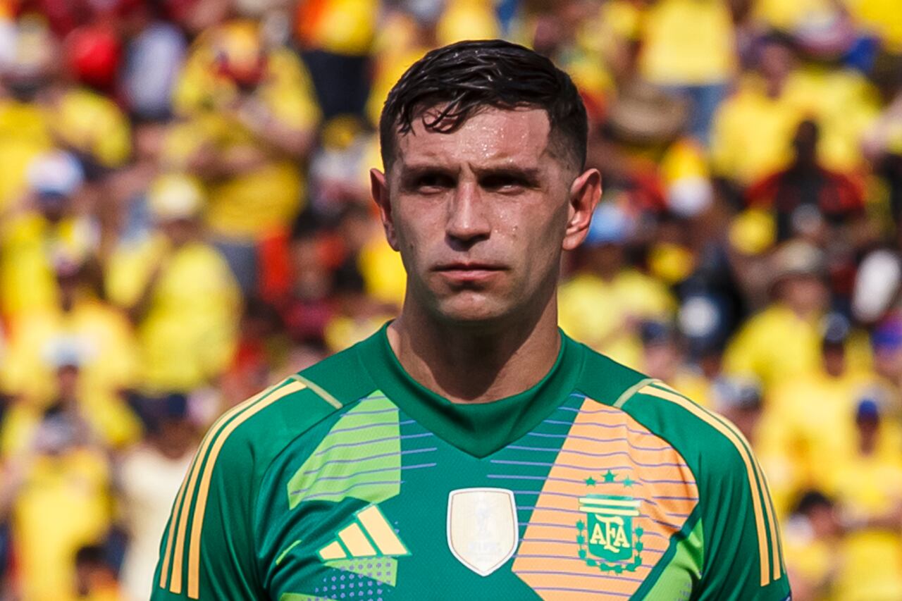 BARRANQUILLA, COLOMBIA - SEPTEMBER 10: Goalkeeper Emiliano Martinez of Argentina getting into the field during the FIFA World Cup 2026 Qualifier match between Colombia and Argentina at Roberto Melendez Metropolitan Stadium on September 10, 2024 in Barranquilla, Colombia. (Photo by Martín Fonseca/Eurasia Sport Images/Getty Images)