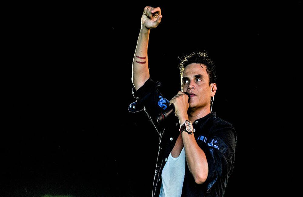 Silvestre Dangond se despide de sus seguidores luego de cantar al amanecer del domingo 29 de abril de 2017, en el Parque de la Leyenda Vallenata en Valledupar, durante el 50 Festival de la Leyenda Vallenata que rinde homenaje a sus fundadores Consuelo Araújo Noguera, Rafael Escalona y Alfonso López Michelsen. Foto: Carlos Julio Martínez / Enviado Especial de Semana 
