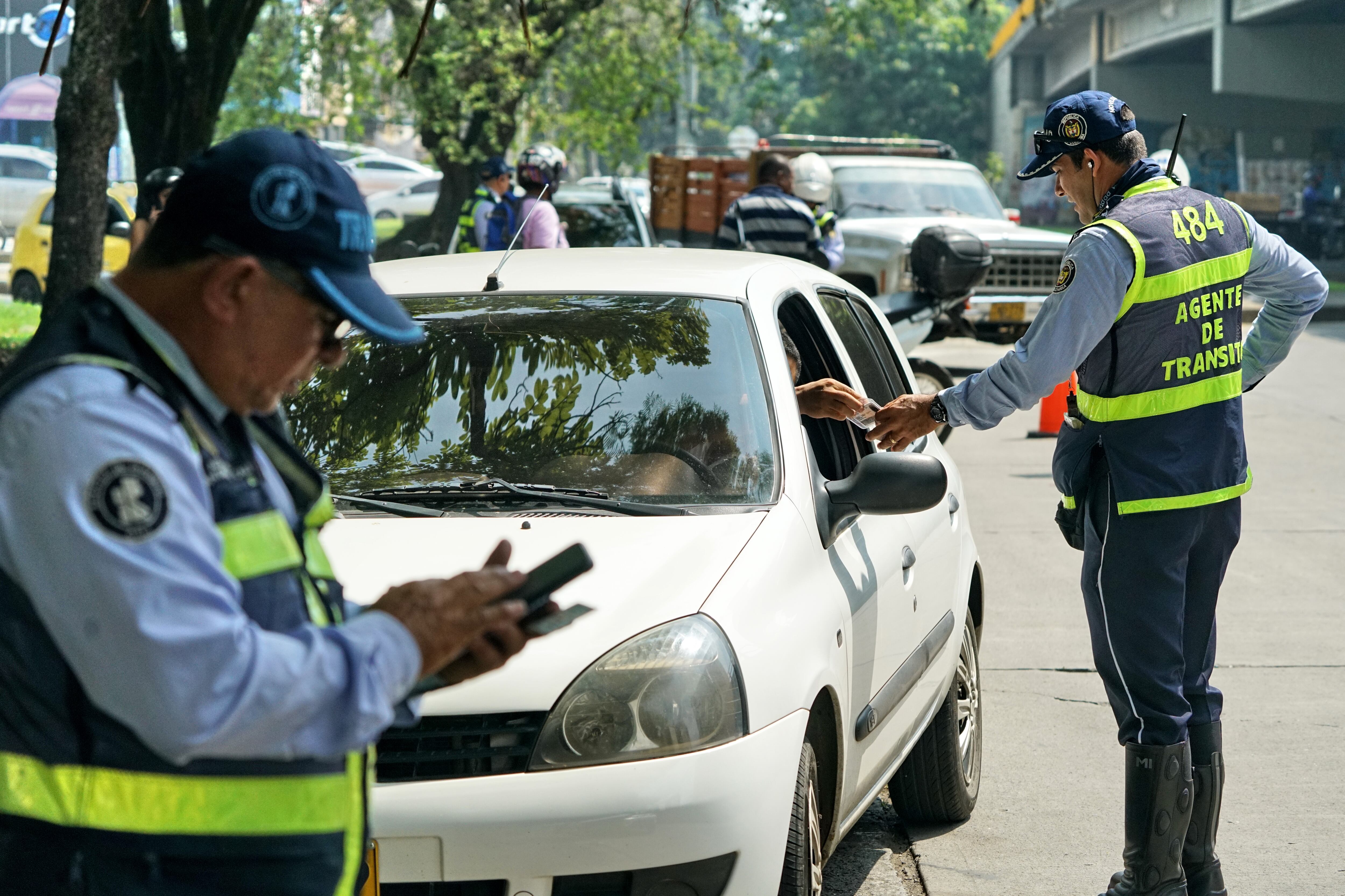 La Secretaría de Movilidad incrementó los operativos de control y documentos en Cali, donde de cada 15 conductores de carros, 10 tienen, problemas de documentos, mientras que de cada 10 motociclistas, 7 tienen también presentan problemas con la documentación. Operativos en la Cali carrera 50 con Autopista.