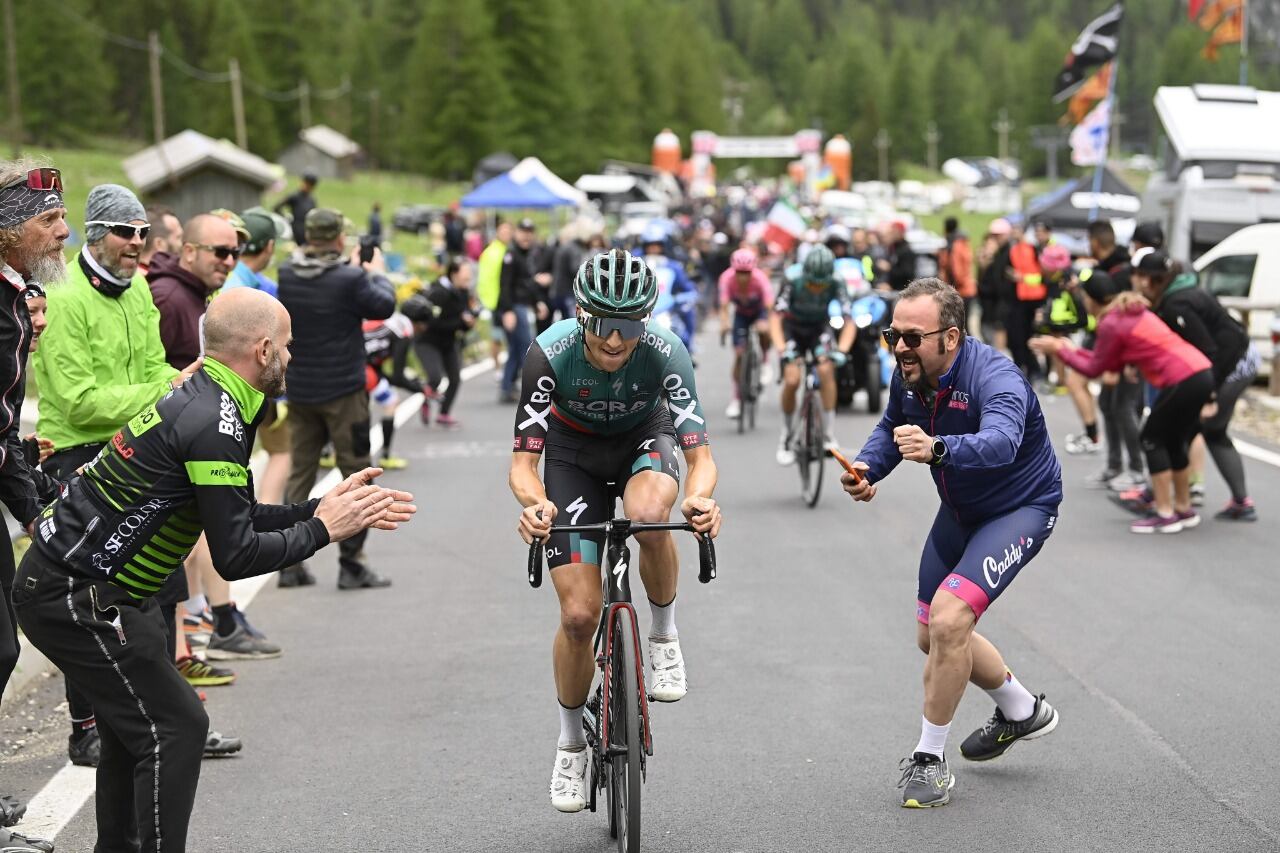 Jai Hindley del BORA – hansgrohe le quitó la maglia rosa a Richard Carapaz en la etapa 20 del Giro de Italia.