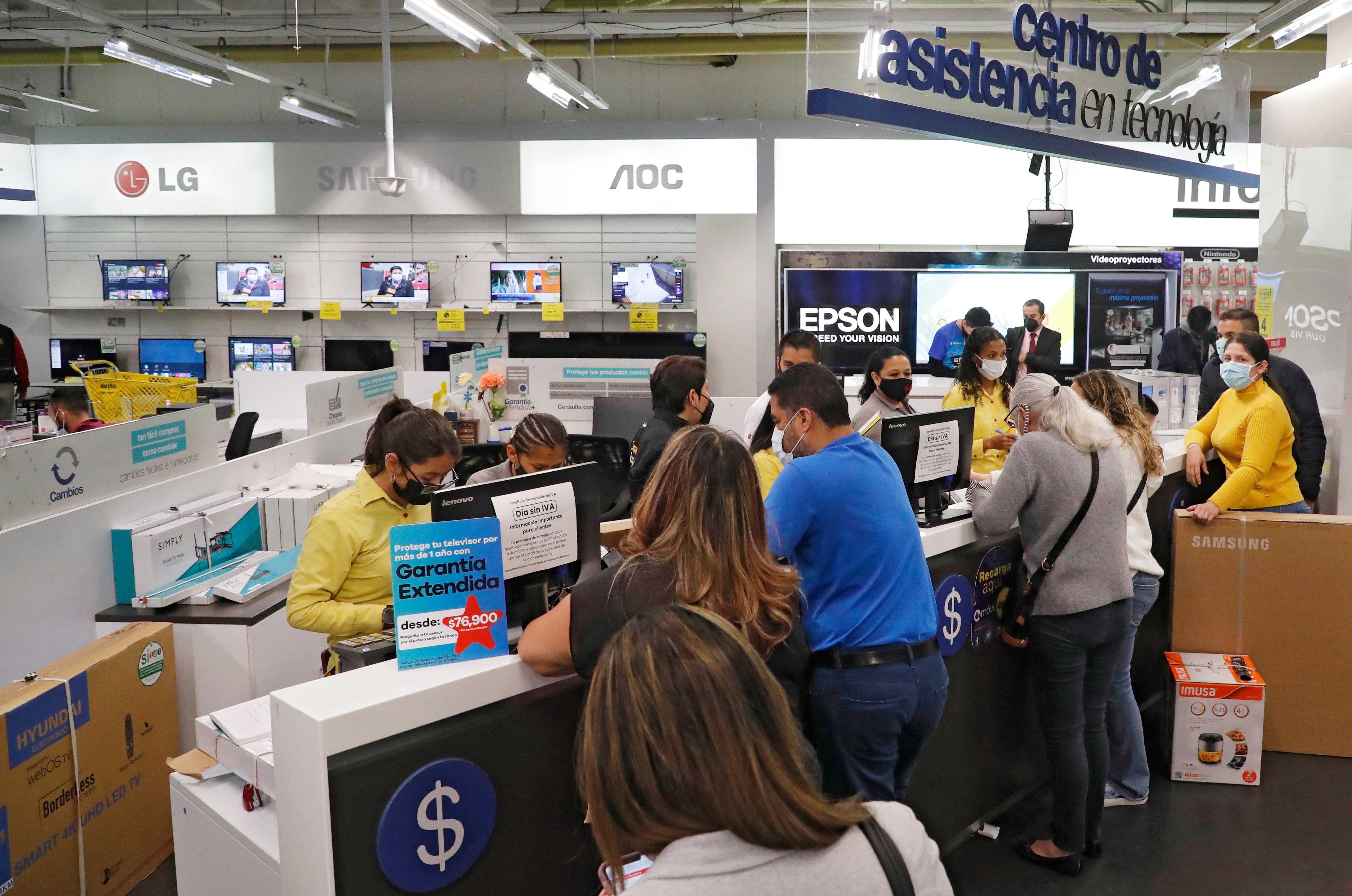 Primera jornada de descuento del IVA a varios productos programada por el Gobierno como una forma de reactivar el comercio, que fue golpeado por la pandemia.
Bogotá octubre 28 del 2021
Foto Guillermo Torres Reina / Semana