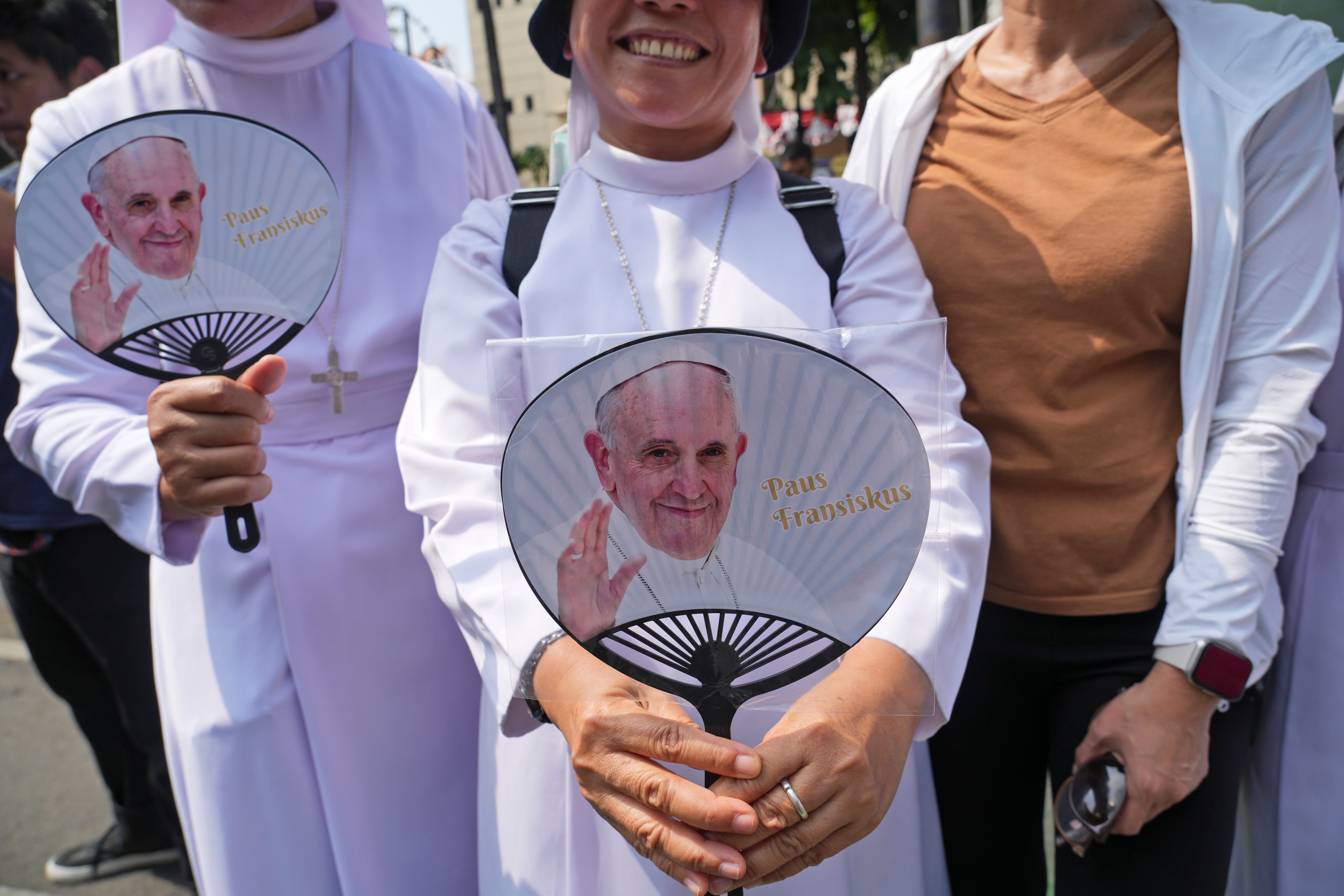 Miles de personas se congregaron el viernes por la mañana para despedir a Jorge Bergoglio ante la nunciatura apostólica de la Santa Sede en Yakarta, la embajada del Vaticano, y en el recorrido hacia el aeropuerto.