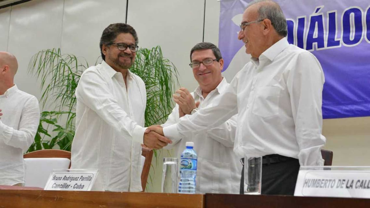 Iván Márquez y Humberto de la Calle estrechan sus manos el martes 23, en presencia del canciller cubano Bruno Rodríguez.