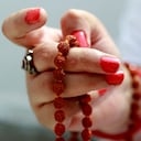 El rosario representa las rosas, a modo de oración que son ofrecidas a la Virgen María.