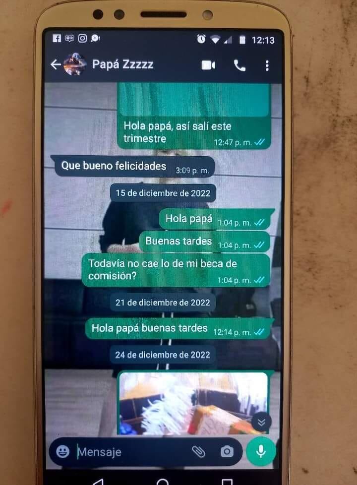 La mujer compartió fotografías del chat de su hija con el papá. Pese a que la menor le insiste por el dinero de su beca, este la ignora.