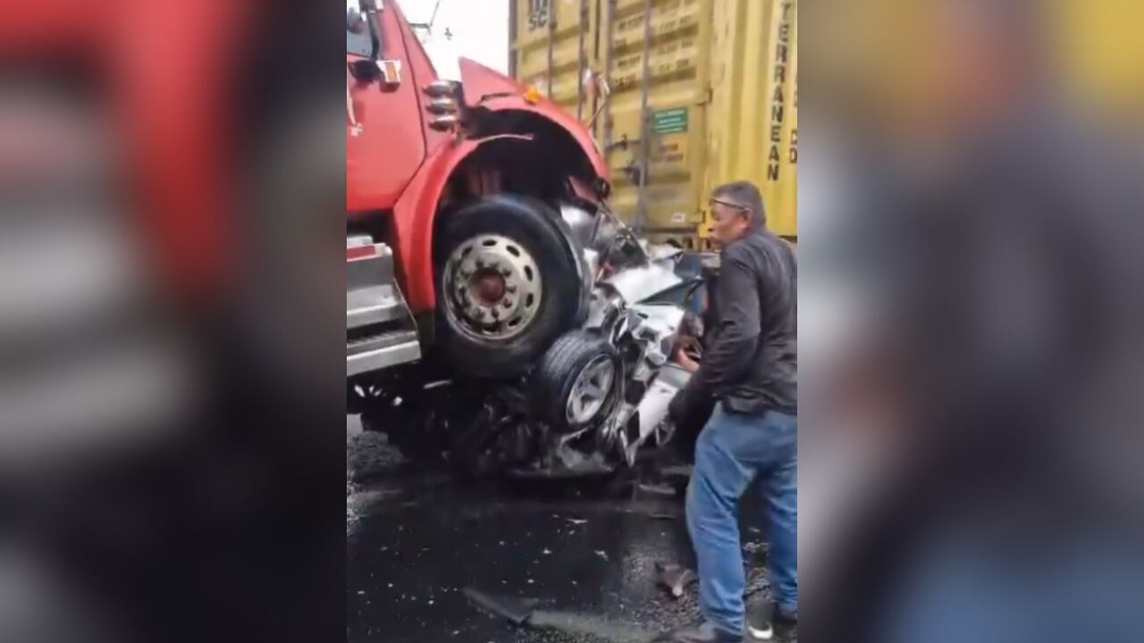 Así quedó el carro tras el fuerte impacto.