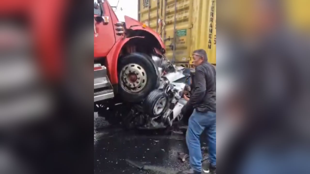 Así quedó el carro tras el fuerte impacto.