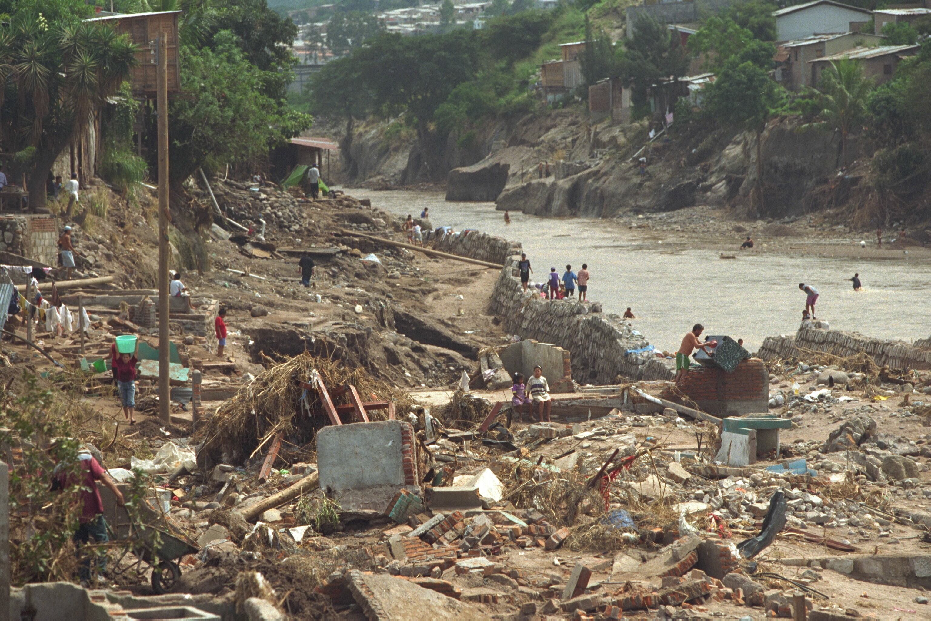 Huracan Mitch: El río Choluteca creció debido a la lluvia y sus riberas se derrumbaron en varios puntos. (Foto de Bernard Bisson/Sygma vía Getty Images)