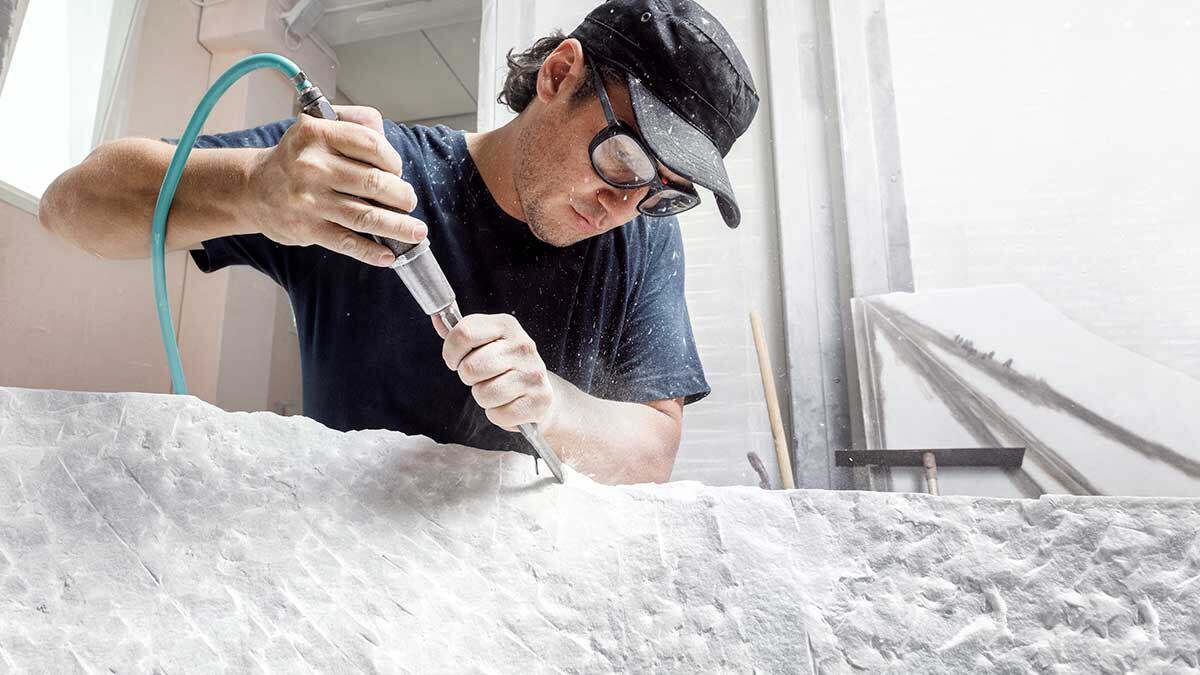 Hipercúbicos, fue la primera pieza abstracta que diseñó en 1997, tras su llegada a Pietrasanta y después de un año de exploración en Florencia, Italia.