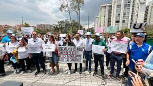 Concejales de Bogotá adelantaron un plantón en la Superintendencia de Salud en rechazo a la circular que permite el cambio de sexo en niños