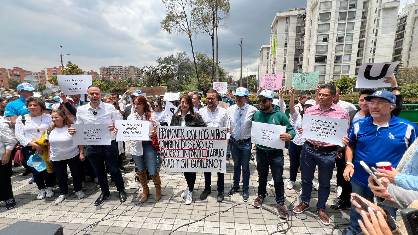 Concejales de Bogotá adelantaron un plantón en la Superintendencia de Salud en rechazo a la circular que permite el cambio de sexo en niños