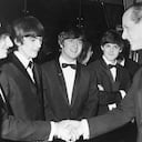 ARCHIVO - En esta foto de archivo del 23 de marzo de 1964, el Príncipe Felipe de Gran Bretaña le da la mano a Ringo Starr mientras los co-Beatles de izquierda a derecha, George Harrison, John Lennon y Paul McCartney observan, en el Empire Ballroom en Londres, Inglaterra. Funcionarios del Palacio de Buckingham dicen que el príncipe Felipe, esposo de la reina Isabel II, ha muerto, se anunció el viernes 9 de abril de 2021. Tenía 99 años. Felipe pasó un mes en el hospital a principios de este año antes de ser liberado el 16 de marzo para regresar a Castillo de Windsor. Philip, también conocido como el duque de Edimburgo, se casó con Isabel en 1947 y fue el consorte con más años de servicio en la historia británica. (Foto AP / Archivo, Grupo)