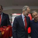 El rey Felipe saludó a los futbolistas en el vestuario tras golear a Costa Rica, e incluso se llevó los autógrafos de toda la plantilla que sueña con la segunda Copa Mundo para su país.