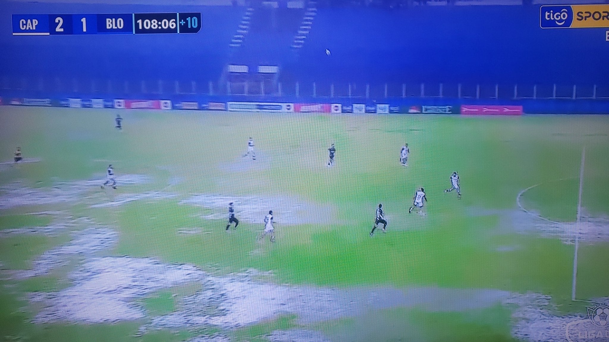 El partido entre Palmaflor y Blooming se disputó en medio de la lluvia.