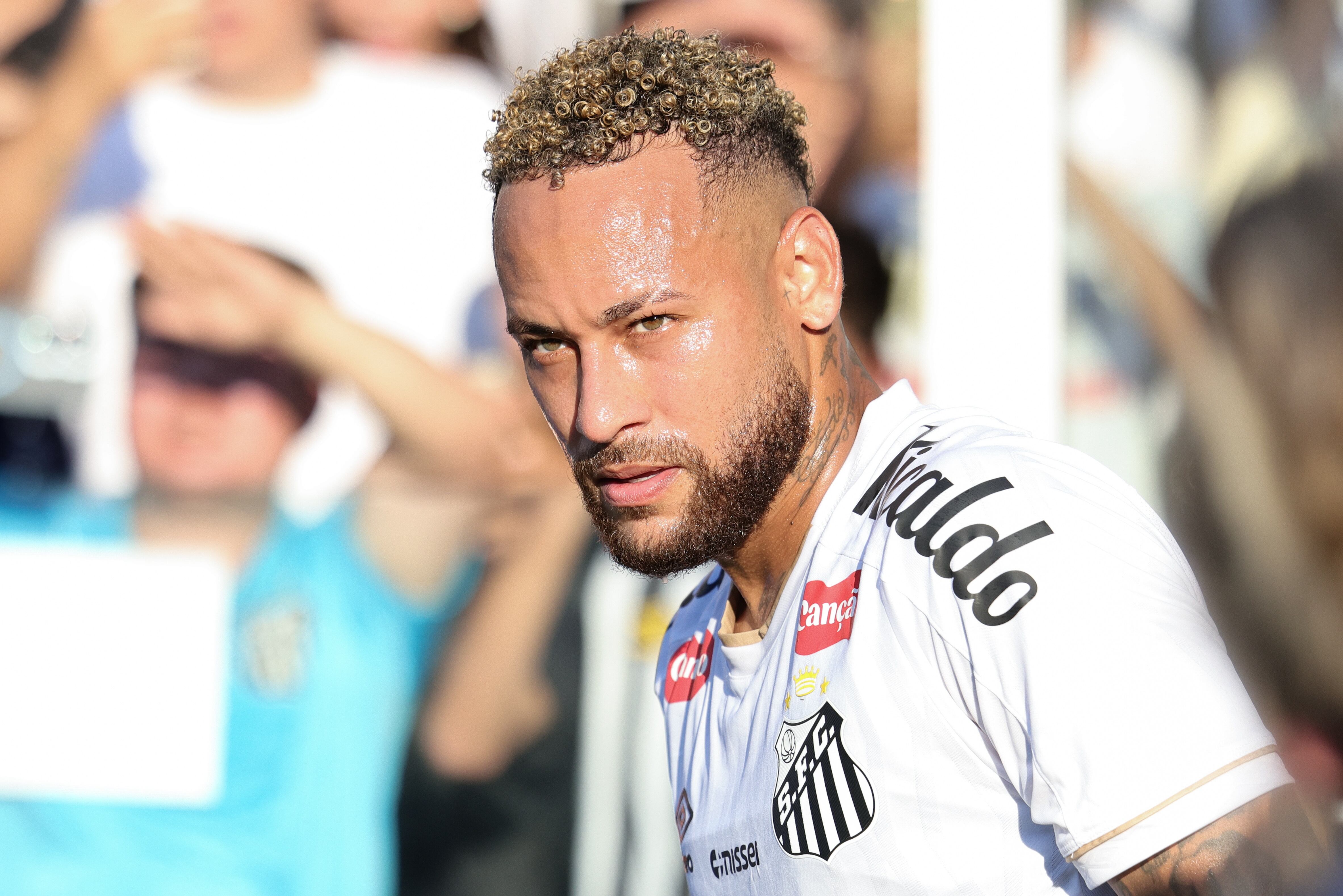 SANTOS, BRAZIL - APRIL 19: Neymar of Santos looks on during a Brasileirao 2026 match between Santos and Fluminense at Vila Belmiro Stadium on April 19, 2026 in Santos, Brazil. (Photo by Marco Buenavista/Sports Press Photo/Getty Images)