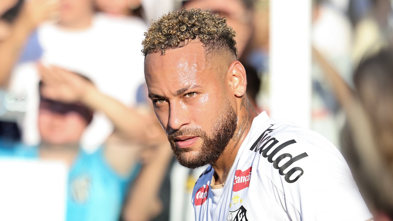 Neymar enfrenta nuevos problemas en la interna de Santos.