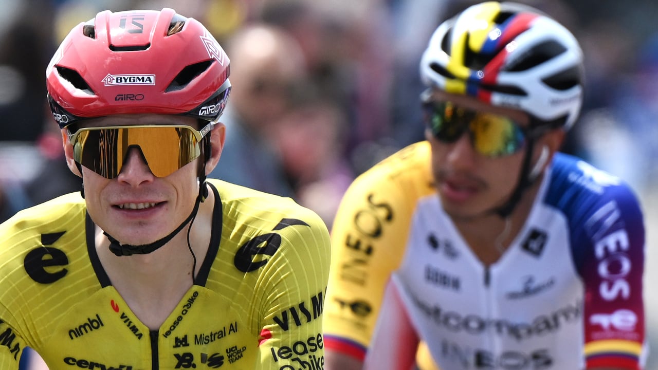 Jonas Vingegaard y a su espalda el colombiano Egan Bernal en el Giro de Italia 2026.
