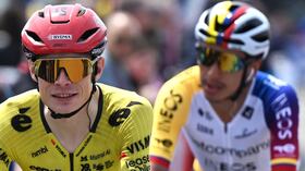 Jonas Vingegaard y a su espalda el colombiano Egan Bernal en el Giro de Italia 2026.