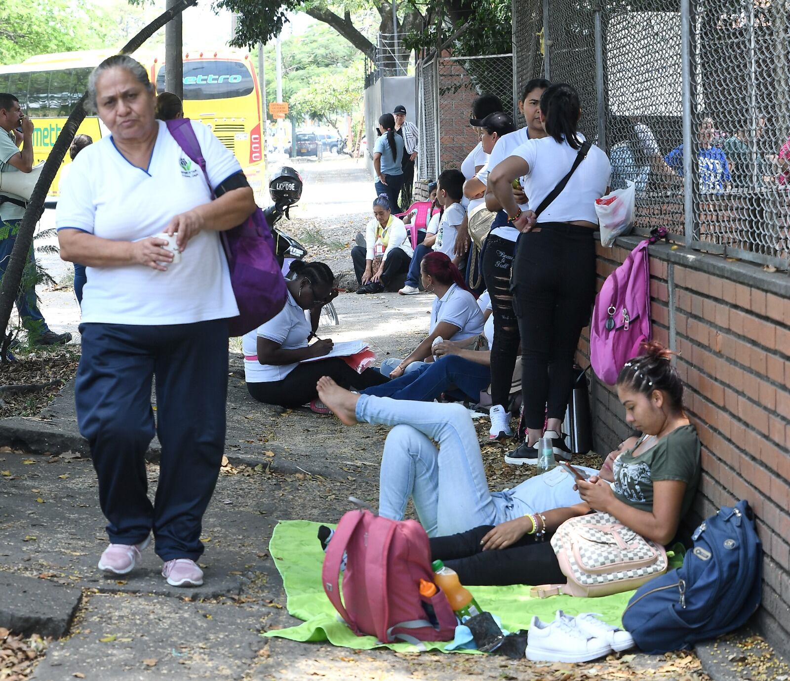 Un grupo de madres comunitarias protesta a las afueras de la sede de Bienestar Familiar este lunes, 11 de septiembre.