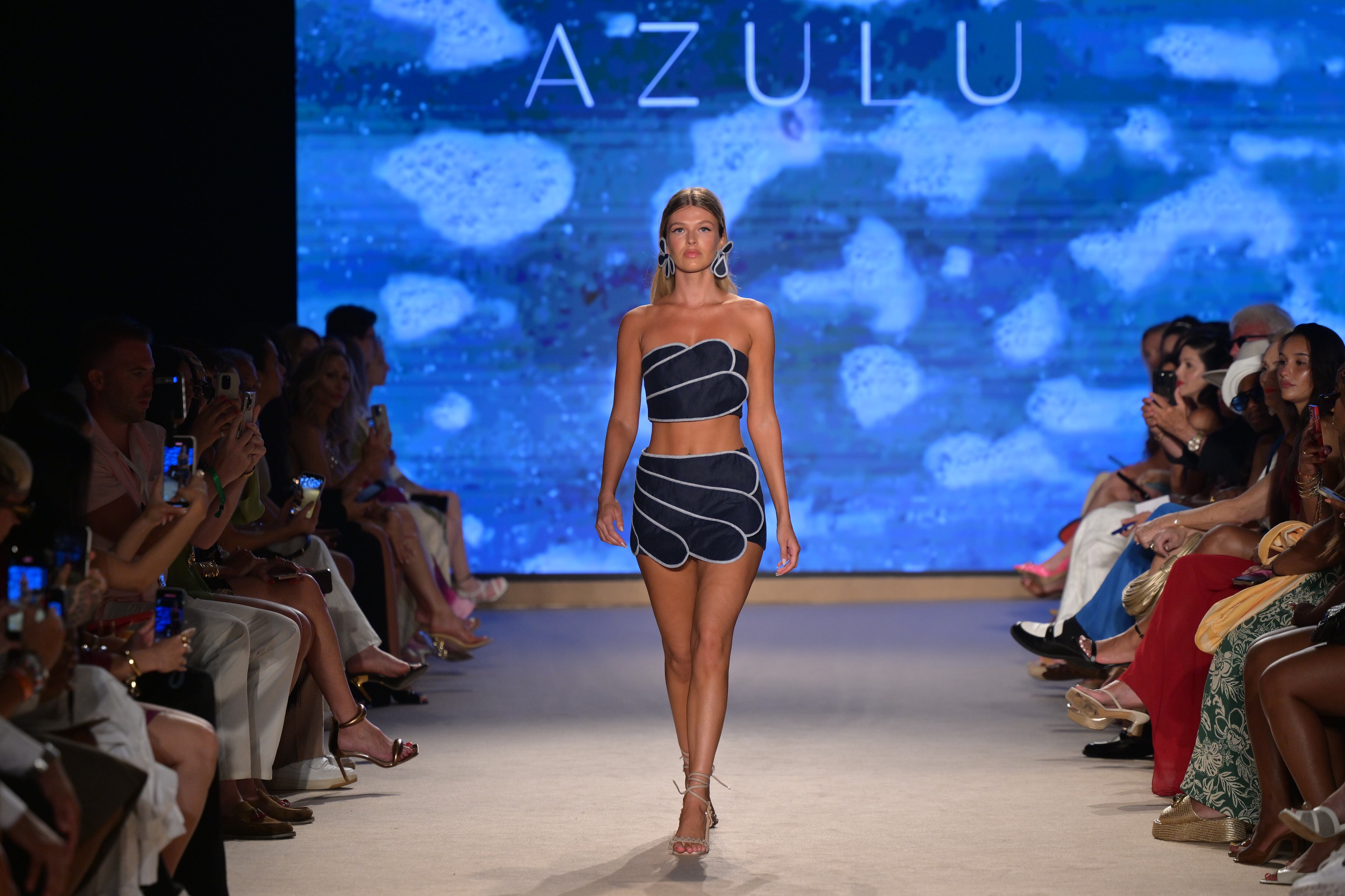 La marca experimenta con nuevas telas y estilos, e impulsa el talento nacional.