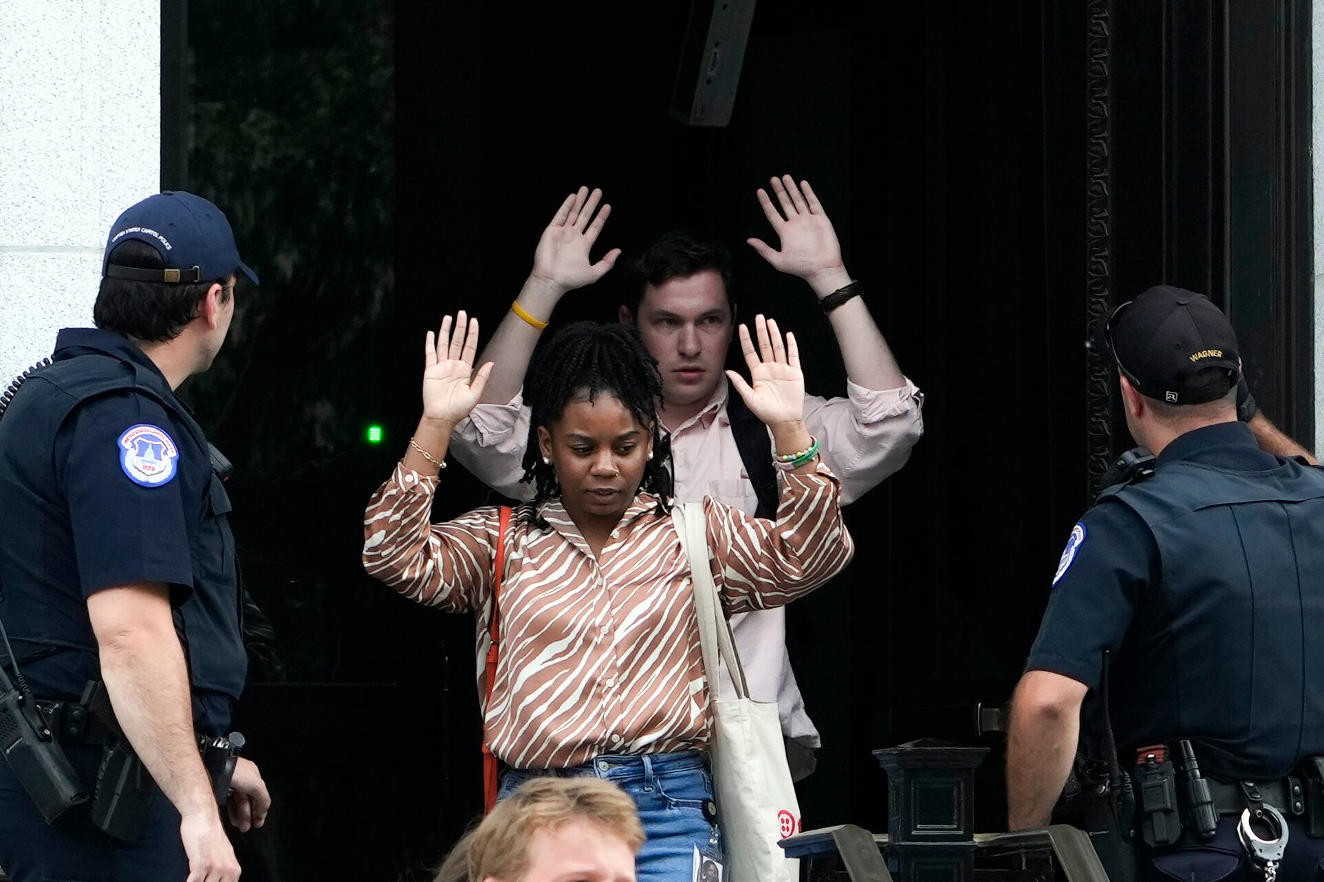 La gente sale del edificio de oficinas del Senado Russell el miércoles 2 de agosto de 2023 en Washington.