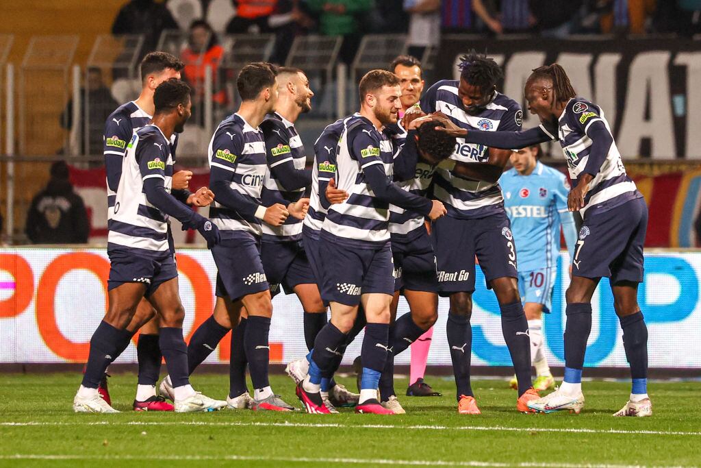 Jugadores del Kasimpasa celebrando.