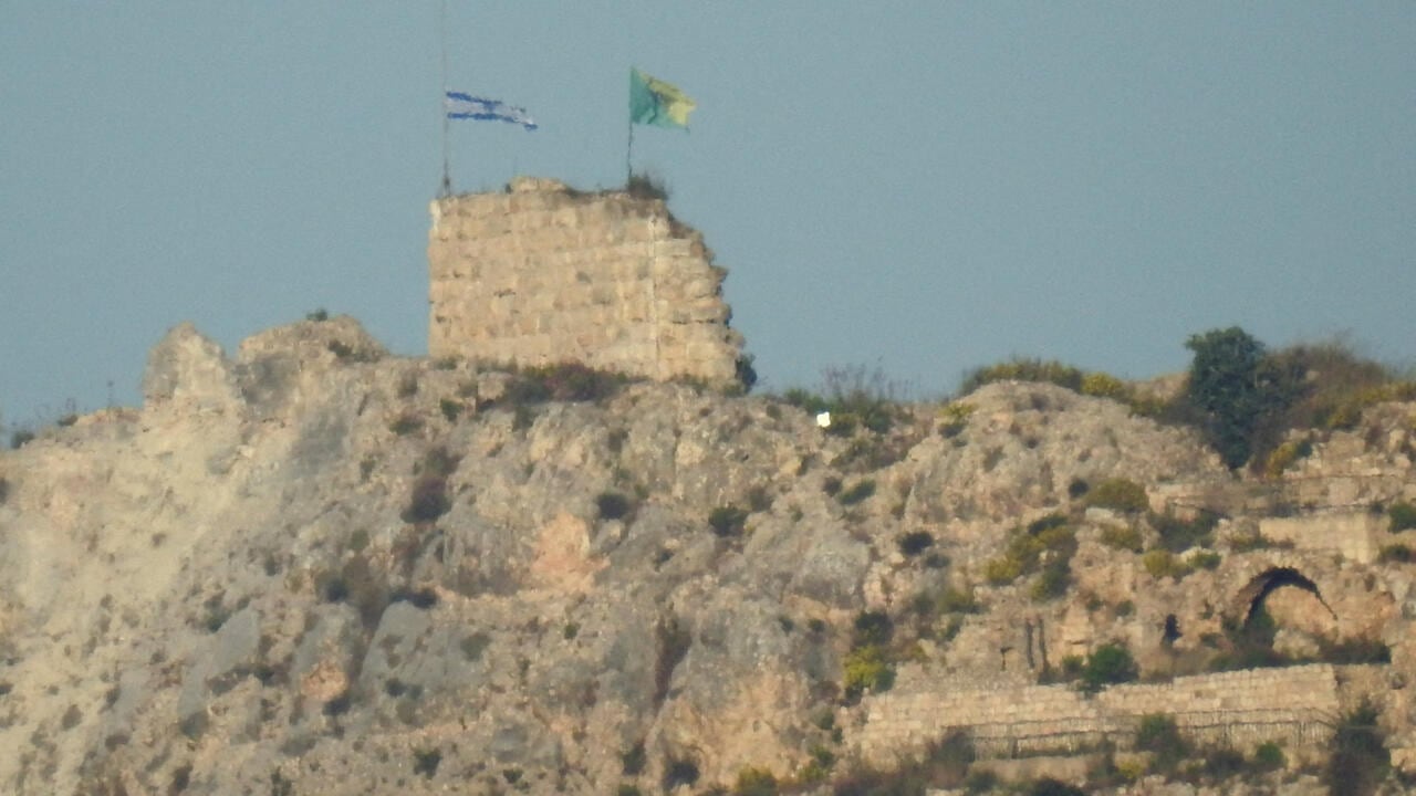Las tropas israelíes izaron su bandera sobre la fortaleza tras tomar el control del enclave.