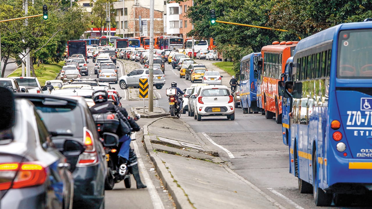 En las vías que conducen de Bogotá a Medellín, Villavicencio, Boyacá y Cali, entre otras, se vienen registrando retenes en los que personas con el uniforme de la Policía Nacional y acompañados de un civil, paran a algunos conductores y les indican que la placa de su carro aparece en un listado de bienes a embargar.