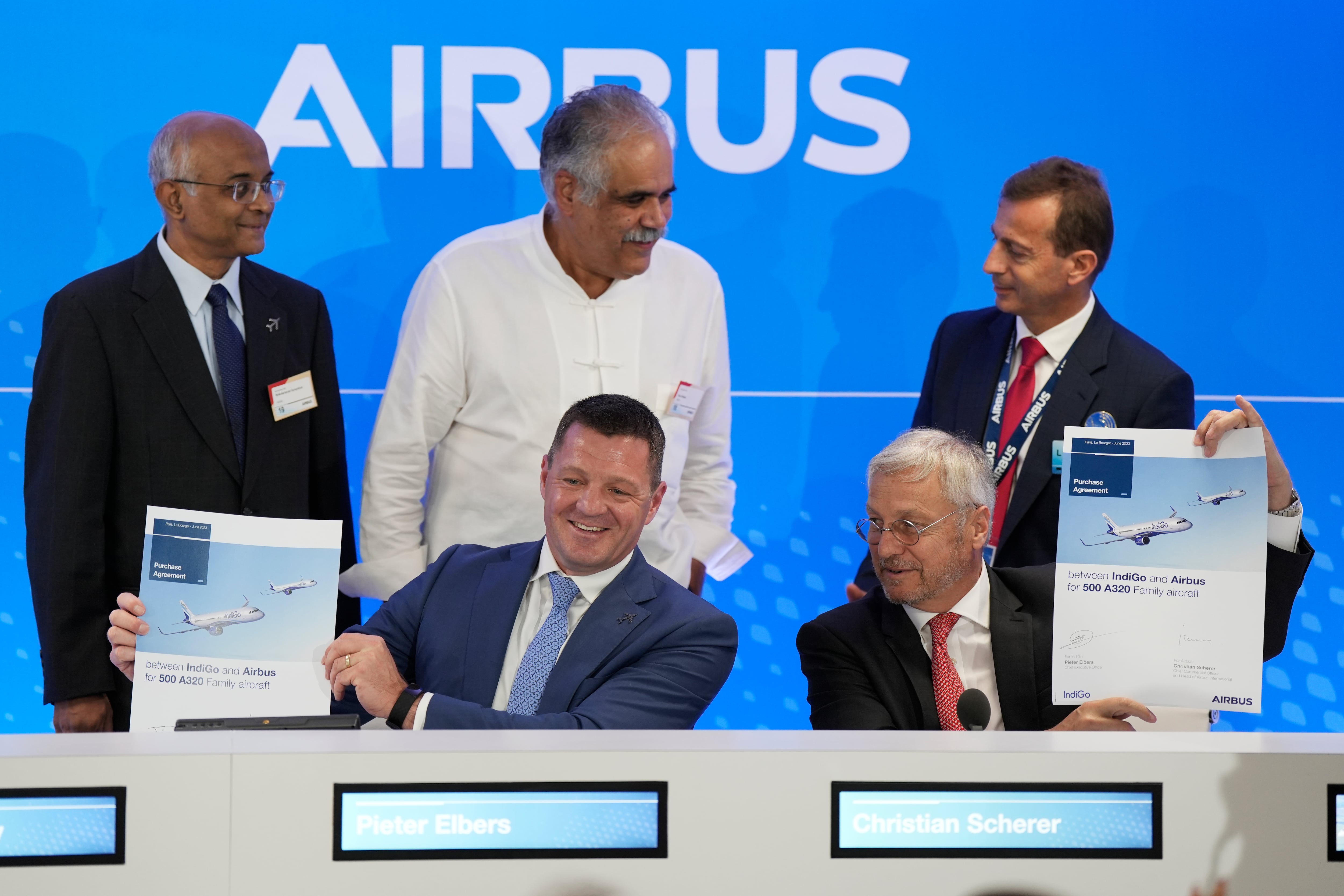 CEO de IndiGo Pieter Elbers, abajo a la izquierda, Airbus Chief Commercial Officer and Head of International Christian Scherer, borde a la derecha, presidente y director independiente no ejecutivo de IndiGo Dr. Venkataramani Sumantran