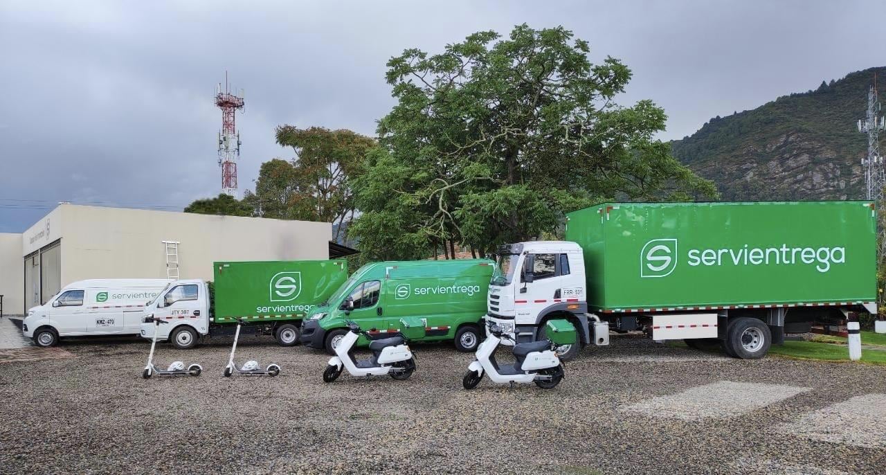 La flota de Servientrega está compuesta, por vehículos con tecnologías Euro 4 EGR, Euro 4 SCR, Euro 5 EGR, híbridos (diésel/eléctricos), híbridos (gas/gasolina), Euro 5 a gas, Euro 6 a gas, y Euro 6 eléctricos.