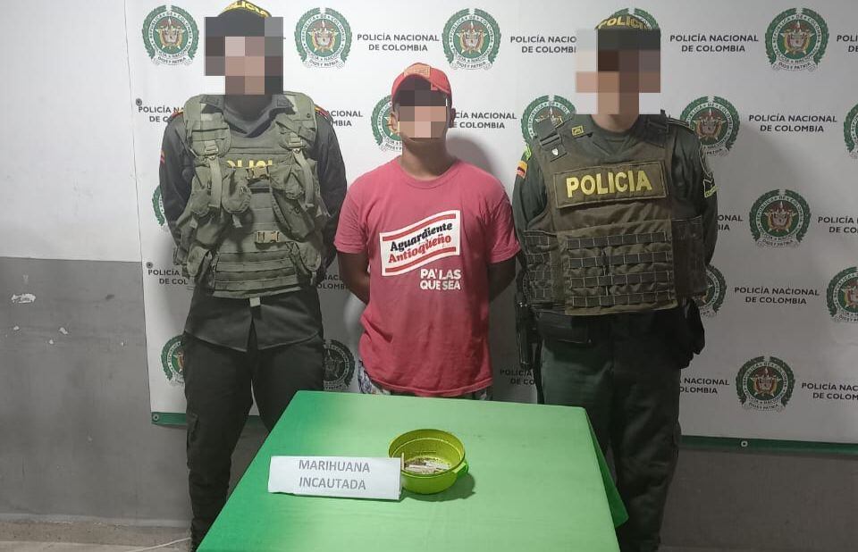 Este es el joven presentado por la Policía como capturado intentando ingresar droga a una estación.