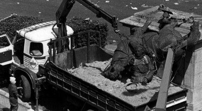 Desmonte de una estatua de Francisco Franco